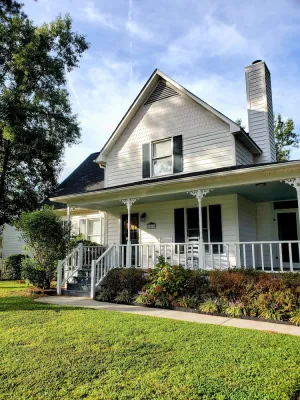 Image of Southern Gem- Centrally Located-10 min to downtown or the beach!