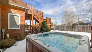 Image of Hot Tub & Fireplace - Mountain View Tee and Ski