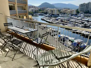 Image of Bright 6-seater apartment overlooking the Marina