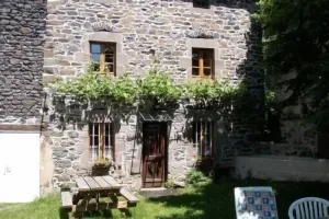 Image of Fully renovated house (2003) with fenced et shaded courtyard 1km from stores