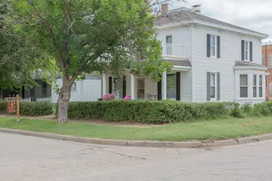 Image of Elegant Victorian 5 bedroom Remodeled House