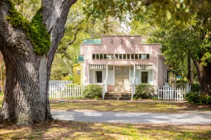 Image of Candy Store House: Vintage-Wow! Historic Charm Meets Modern Flair Close to Shopp