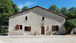 Image of Pretty stone house with swimming pool in magnificent agricultural area