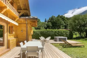 Image of Chalet Béchar - 8pax rénové - Garden - Sauna - Jacuzzi - Vue sur la chaîne du Mont-Blanc