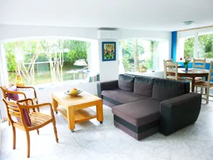 Image of Very bright 65m2 ground-floor apartment in house with large garden, swimming pool