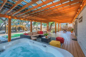 Image of Luxurious Home With Hot Tub & Tree Deck By 6flags