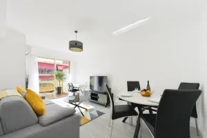 Image of Apartment with Terrace walk to Beaches & Shopping