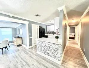 Image of Spacious & Luxurious Villa - Large Fenced Backyard