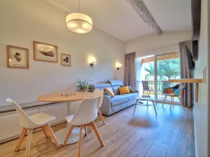 Image of Apartment in a private estate south of the Luberon