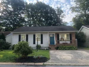 Image of Sparkling clean bungalow close to campus