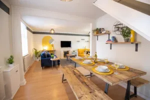Image of 3 bed 3 bath house with parking - Central Ashby
