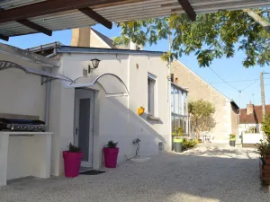 Image of Cozy Retreat Between City and Countryside with Garden, Near Tours Attractions