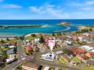 Image of Entire Coastal Residential Family Home. Sleeps 12 - Lake & Beachside Property.