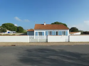 Image of Charming 2-Bed Home in Notre-Dame-de-Monts, 1km from Beach, Pet-Friendly, with Garden & Terraces
