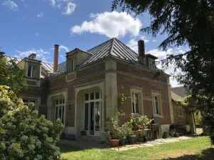 Image of 18th century farmhouse in a unique setting. Direct RER A. Paris 17 km away