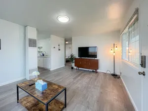 Image of 1801 Renton · Adorable 2b1b Suite in Renton