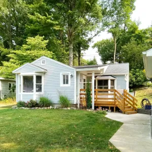 Image of Breezy Bungalow. Boat ramp,  Boat rentals steps away. Queen beds, A\/C