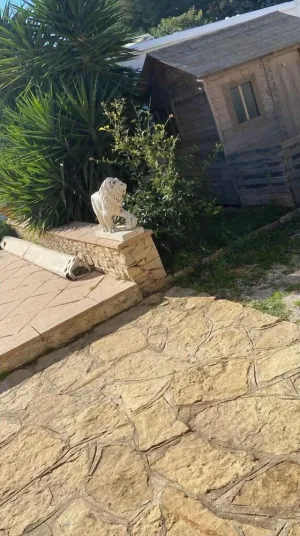 Image of House with swimming pool and jacuzzi close to all amenities.