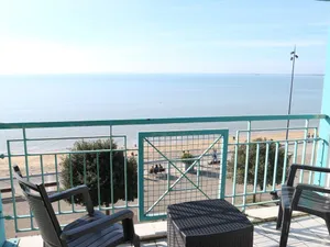 Image of 4-person apartment with sea view, beachfront