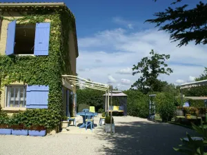 Image of Recently built villa with shared swimming pool near the village of Piolenc