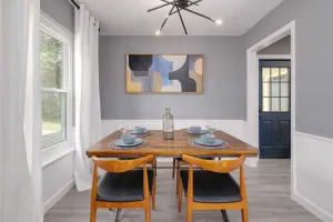 Image of South Austin Bungalow. Large Yard. Pets ok. Close to parks, coffee..