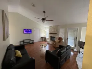 Image of Cheerful 3 Bedroom Home w\/Parking in Central South Austin Pet Stays for Free !