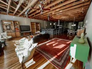 Image of Downtown loft apartment with excellent views, furnishings and location on square
