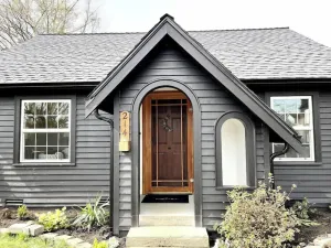 Image of Modern 2 Bedroom Farmhouse Cottage with Hot Tub in Snohomish