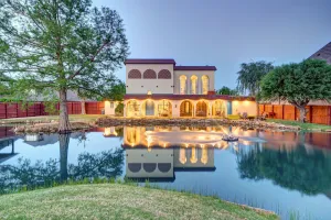 Image of Historic Villa🚶1 min from Lake Hefner🏊 Hot Tub 🎱Pool Table🐶Friendly🎣Fishing