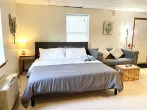 Image of First Floor Little Cozy Studio with King Size Bed Downtown