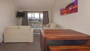 Image of Parkwood 6 - 2BR Split Lvl Apartment l Spa Bath l BBQ l Central Location