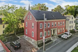 Image of Unit1 Beautiful PRIVATE LARGE 3 bedroom\/2 bath townhome. Close to ALL HISTORIC
