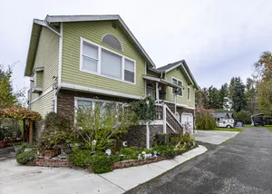 Image of Gorgeous, spacious 2 floor home 3.5 miles from Airport