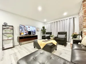 Image of 3BR\/2BA Near the BLVD - Parking, Laundry, Sleep 10