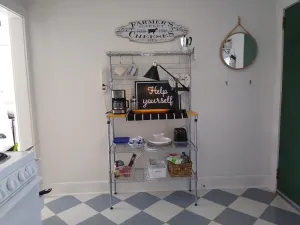 Image of Fonzie Flat! Lovely studio w\/kit., wash\/dry, parking..