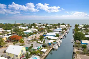 Image of Yellowtail Escape! 3\/2 SFH w. 60ft dockage