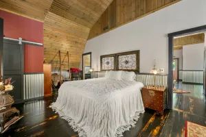 Image of Charming Lake Loft, Beautiful Lake & Ravine View, Hot Tub, Kayaks,Sauna,King Bed