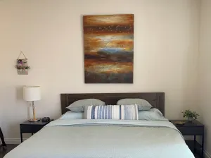 Image of 910 sqft, firm king + firm queen, 2 bath, inc. Parking, 1 block from Starbucks.