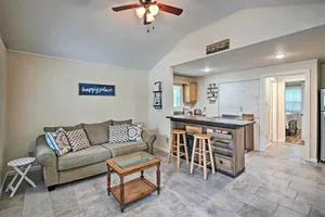 Image of Near Nat'l Park: ‘Hollywood Park’ Hot Springs Home