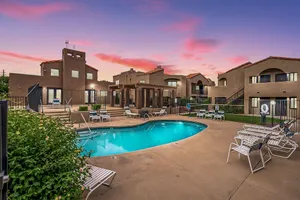 Image of Sunny King-sized 1BD Condo near UofA\/UMC w\/Pool & Parking, Low Summer Rates! 🌞