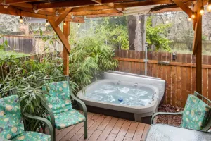 Image of Whiteaker bighouse- Hot Tub, FAST Wi-Fi, near UO.