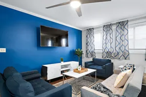 Image of Stylish Luxe King bed w\/Free Parkng near DT Oak Pk