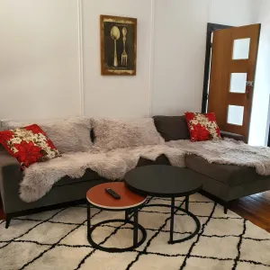 Image of Rustic large 5 bedroom home in a inner city suburb