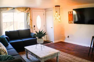 Image of Newly Renovated 2-Bed near Downtown-North Shore