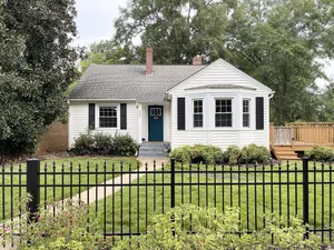 Image of Beautiful and Relaxing 3 Bedroom Bungalow Home, Perfect for a Weekend Getaway