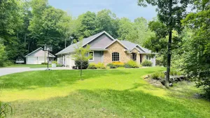 Image of Beautiful Country Home Near Popular Hot Spots!