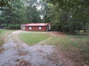 Image of convenient location by the lake . just a few minutes to boat ramp .