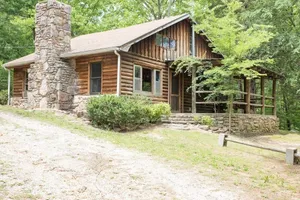 Image of Rustic, close to buffalo river, secluded getaway, king bed, hiking ,WIFI
