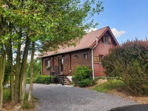 Image of Chalet familial avec terrasse et étang sécurisé, au cœur du parc naturel de l'Avesnois - FR-1-510-198