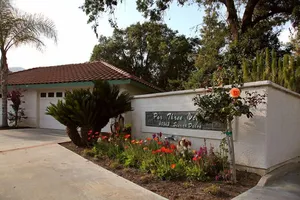Image of Lux 2\/2 w\/firepit 10 min from Sequoia Nat'l  Park & beside the Kaweah main fork
